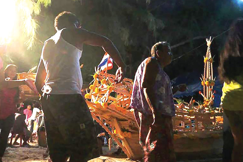 chao lay boat floating festival