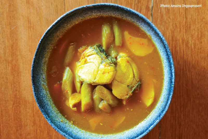 Gaeng Som Pla – the much-adored vibrant, sour, and<br />
spicy curry soup