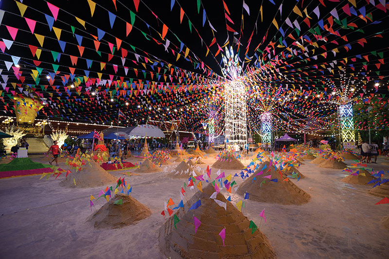 Sand pagodas at Wat Sakhla in Samut Prakan light up Songkran nights