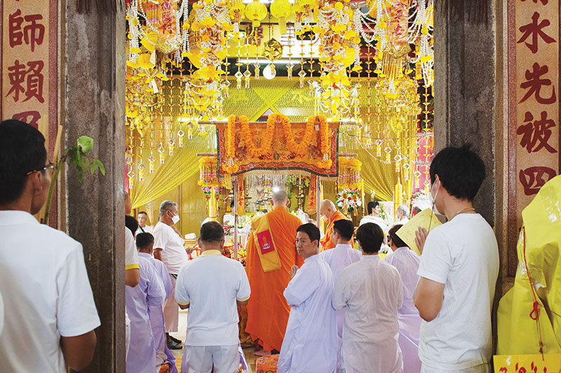 Devotees pray at<br />
the Chow Sue Kong Shrine in Talat Noi to mark the start of the Vegetarian Festival