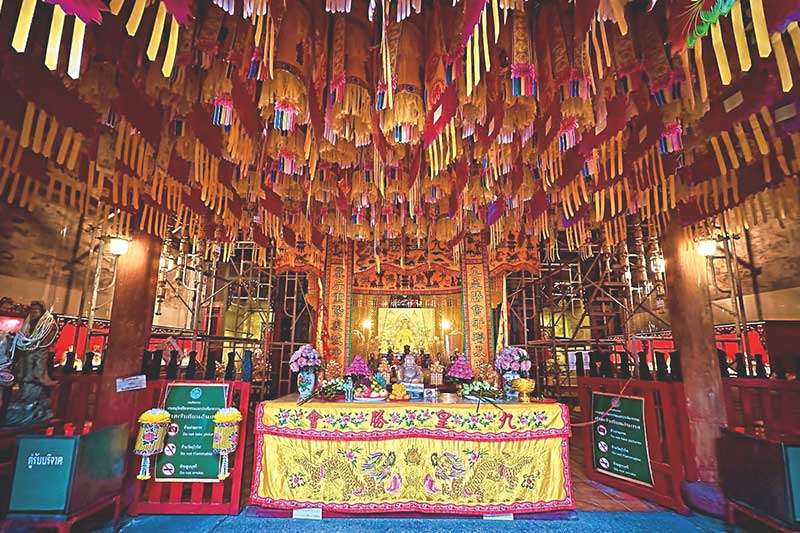Offerings at a Chinese shrine in Yaowarat