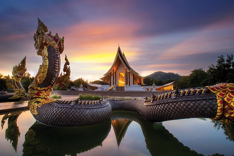Wat Dhammayan – a temple embraced by mythical<br />
naga serpents