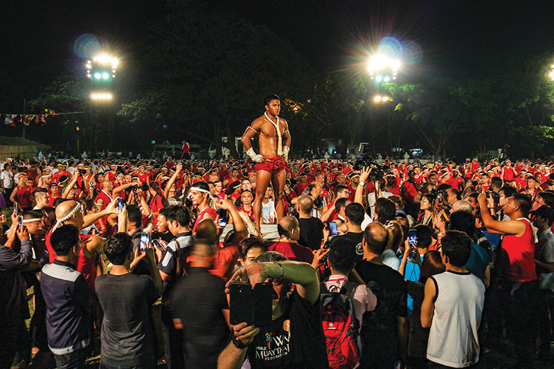 Buakaw Banchamek stands still<br />
after performing the Wai Khru Ram Muay ritual at Wat Mahathat