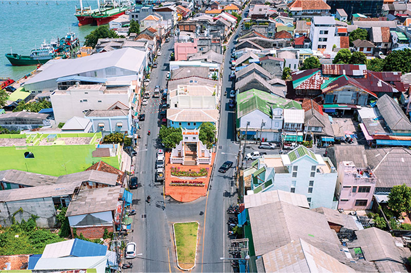 Songkhla Old Town unfolds in layers, where Sino- Portuguese façades, mosques, and shrines stand
steps apart