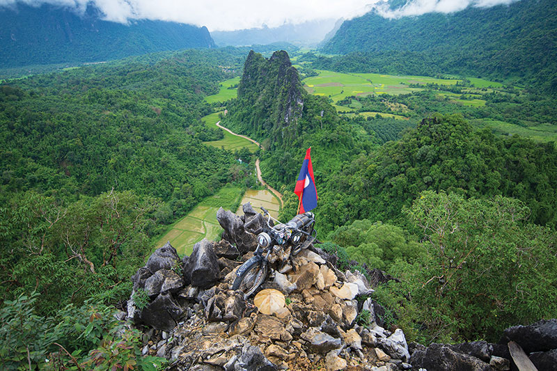 Limestone peaks rise above the valleys of<br />
Vang Vieng