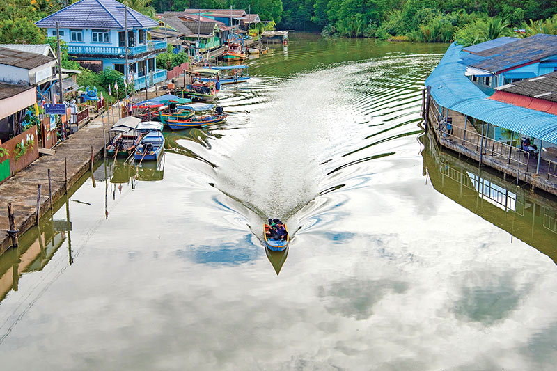 A view of<br />
Ban Nam Chiao village from the Wat Chai bridge