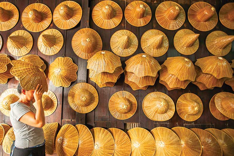Shops selling Trat’s signature handmade palm leaf hats in<br />
Ban Nam Chiao