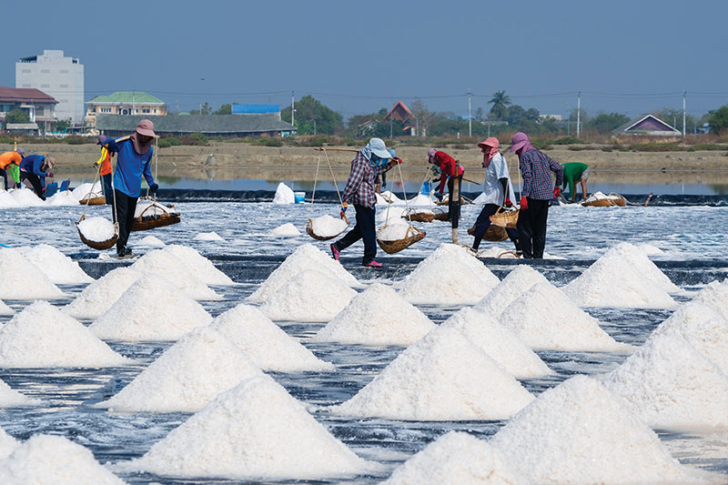 Sea salt harvested at Ban Laem’s centuries-old<br />
salt pans