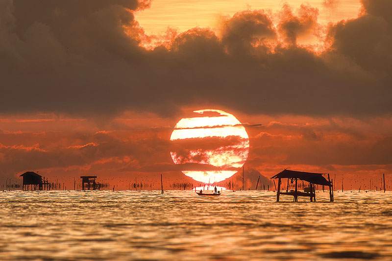 Sunrise at<br />
Bang Tabun Bay