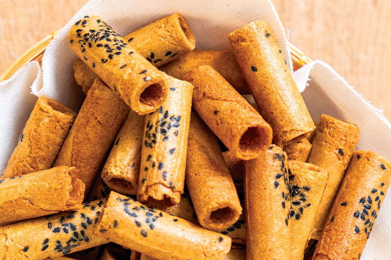 Thong Muan (crispy coconut roll) | Fah Thai Magazine, Inflight Magazine of Bangkok Airways