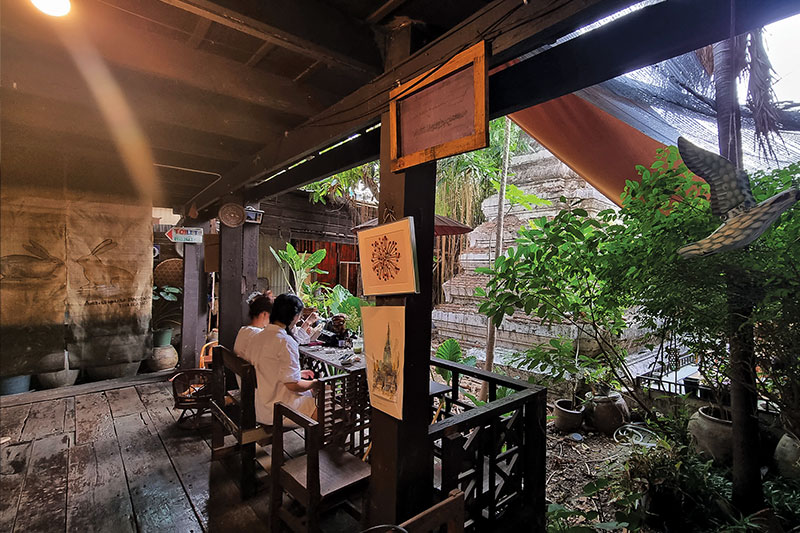 Baan Silapin at Bang Luang Canal